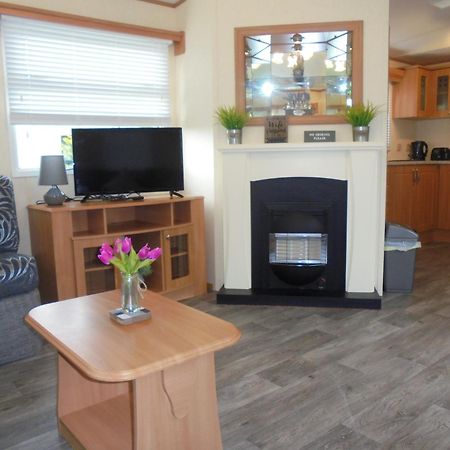 Modern 2 Bedroom Static Caravan - Lyons Kingsley Holiday Park - Pensarn, Abergele - Pet Friendly Exterior photo