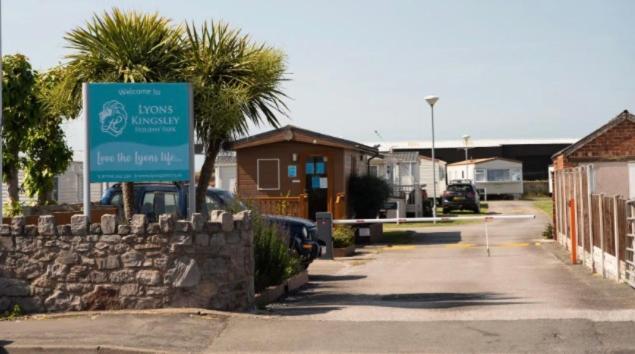 Modern 2 Bedroom Static Caravan - Lyons Kingsley Holiday Park - Pensarn, Abergele - Pet Friendly Exterior photo