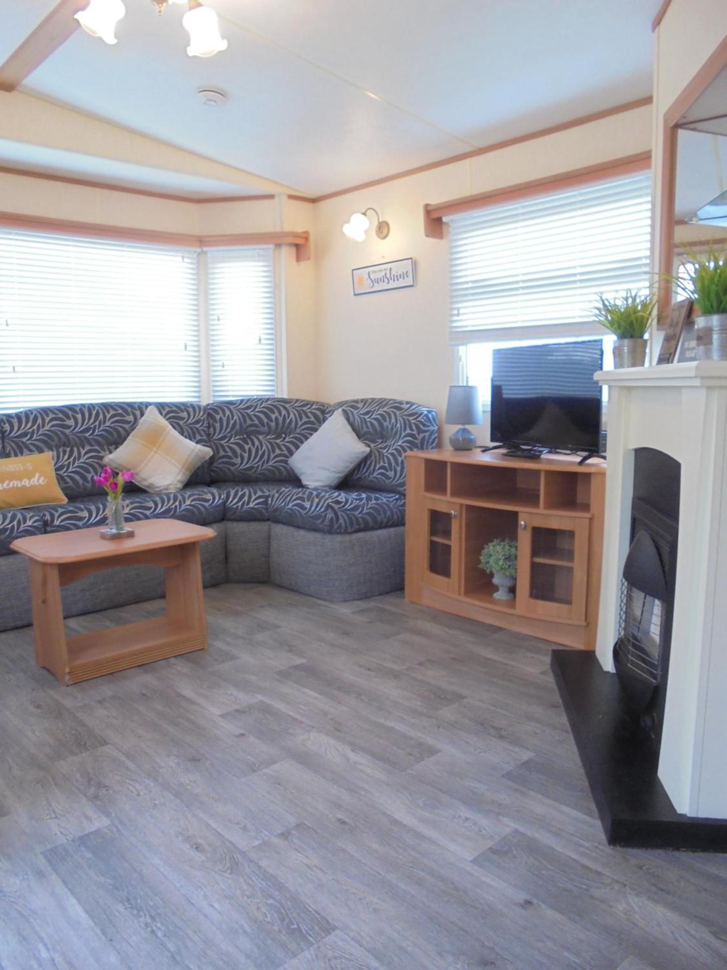 Modern 2 Bedroom Static Caravan - Lyons Kingsley Holiday Park - Pensarn, Abergele - Pet Friendly Exterior photo