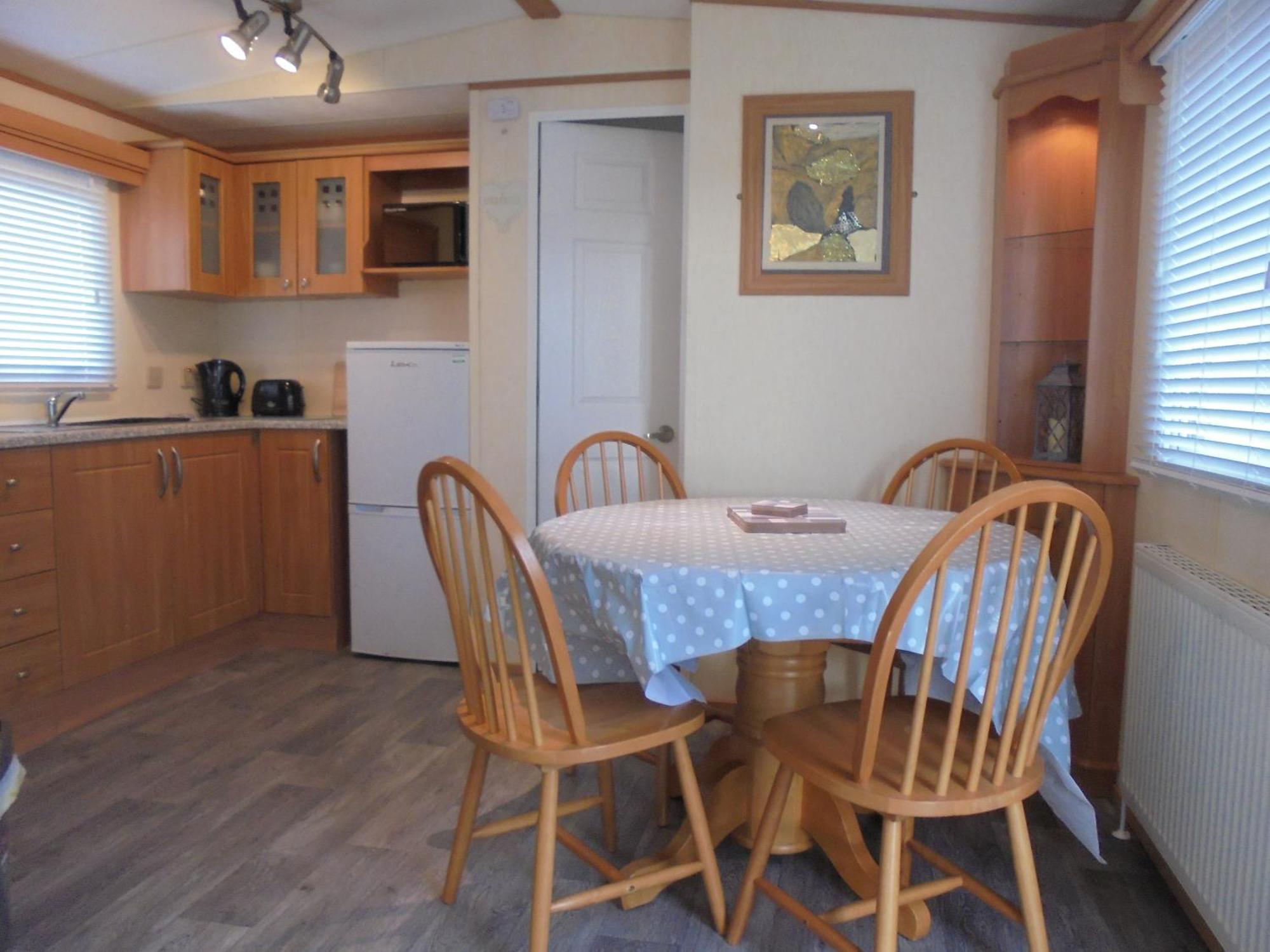 Modern 2 Bedroom Static Caravan - Lyons Kingsley Holiday Park - Pensarn, Abergele - Pet Friendly Exterior photo