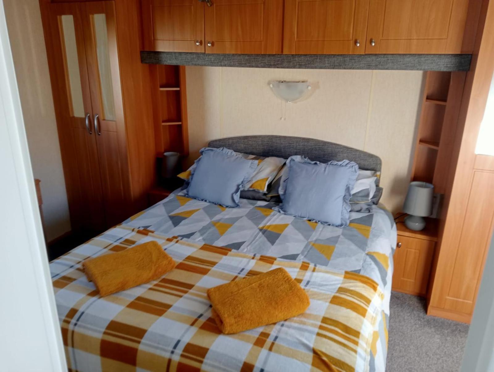 Modern 2 Bedroom Static Caravan - Lyons Kingsley Holiday Park - Pensarn, Abergele - Pet Friendly Exterior photo