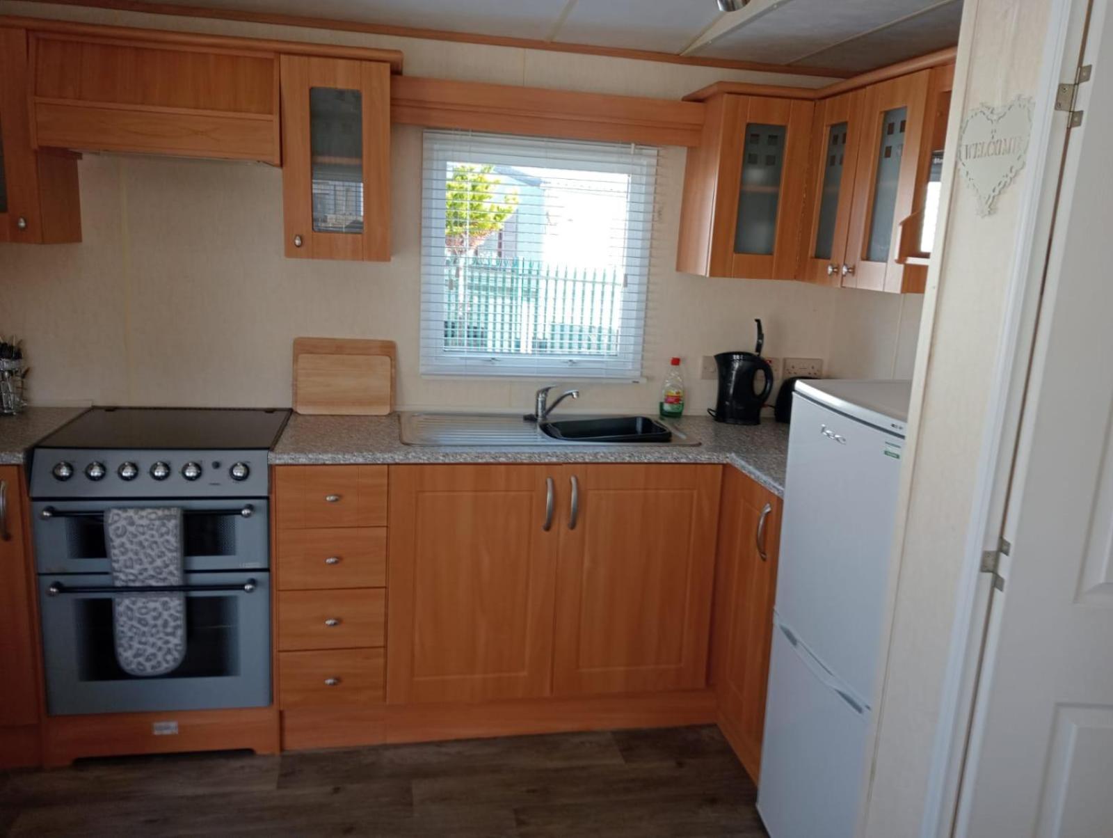 Modern 2 Bedroom Static Caravan - Lyons Kingsley Holiday Park - Pensarn, Abergele - Pet Friendly Exterior photo
